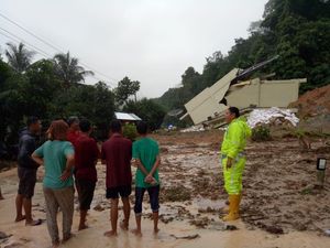 Video Rumah di Sijunjung Sumbar Geser ke Tengah Jalan Akibat Longsor Video Rumah di Sijunjung Sumbar Geser ke Tengah Jalan Akibat Longsor
