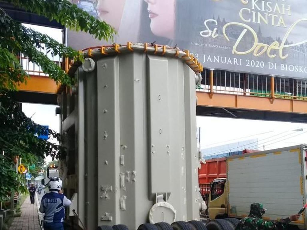Truk Muatan Trafo Nyangkut di JPO Bekasi, Lalin Sempat Macet Truk Muatan Trafo Nyangkut di JPO Bekasi, Lalin Sempat Macet
