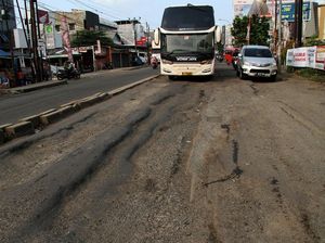 Duh! Jalan Utama di Bekasi Rusak Parah Duh! Jalan Utama di Bekasi Rusak Parah
