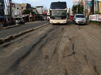 Duh! Jalan Utama di Bekasi Rusak Parah