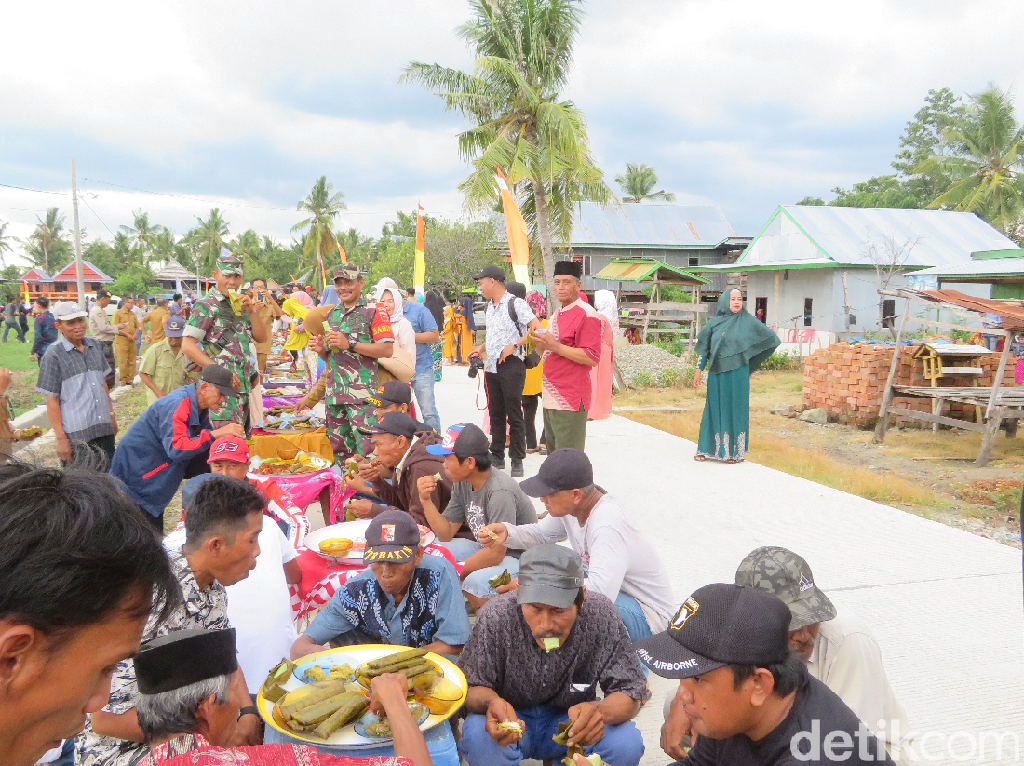 Syukuran Pembangunan Akses Desa, Warga Wajo Gelar Makanan di Pinggir Jalan Syukuran Pembangunan Akses Desa, Warga Wajo Gelar Makanan di Pinggir Jalan