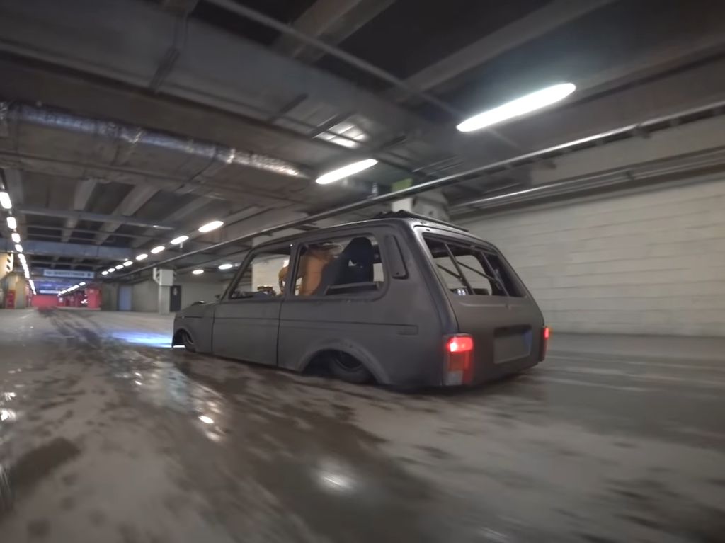 Mobil 4x4 Ini Ceper Habis, Ban Tembus Kap Mesin Mobil 4x4 Ini Ceper Habis, Ban Tembus Kap Mesin