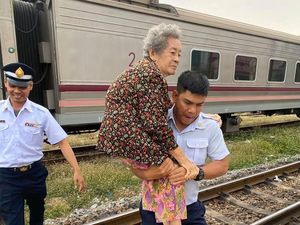 Bikin Terharu! Petugas Kereta Sigap Gendong Lansia