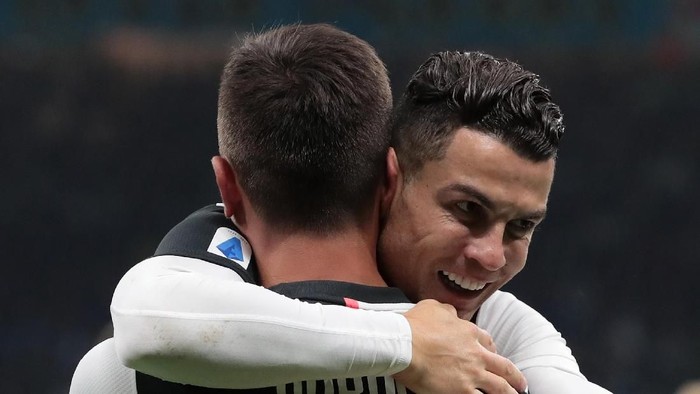 MILAN, ITALY - OCTOBER 06:  Paulo Dybala of Juventus celebrates with his team-mate Cristiano Ronaldo after scoring the opening goal during the Serie A match between FC Internazionale and Juventus at Stadio Giuseppe Meazza on October 6, 2019 in Milan, Italy.  (Photo by Emilio Andreoli/Getty Images)
