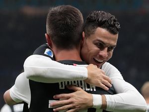Cie...Ronaldo dan Dybala Ciuman Bibir di Lapangan