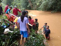 Daki Bukit-Seberang Sungai, TNI Bantu Pemakaman Warga Kapuas Kalbar