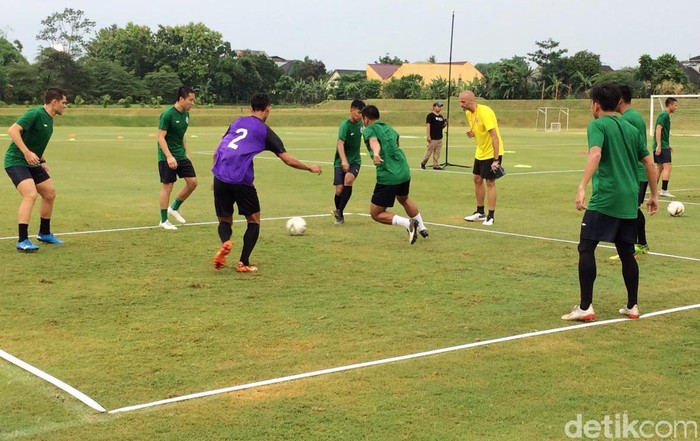 Aksi protes suporter mewarnai latihan perdana PSS Sleman sore tadi. Mereka menuntut manajemen Elang Jawa untuk merekrut Seto Nurdiantoro.