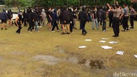 Aksi itu tidak sampai memicu hal-hal anarkis. Puluhan polisi yang berjaga sejak awal latihan berhasil menenangkan massa.
