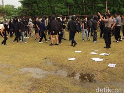 Aksi itu tidak sampai memicu hal-hal anarkis. Puluhan polisi yang berjaga sejak awal latihan berhasil menenangkan massa.