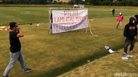 Selain poster yang disebar dan ditempelkan, beberapa spanduk bernada protes turut di bentangkan di lapangan. 