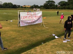 Selain poster yang disebar dan ditempelkan, beberapa spanduk bernada protes turut di bentangkan di lapangan. 