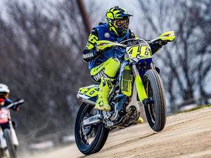 Jelang Tes Pramusim MotoGP, Rossi Geber Motocross