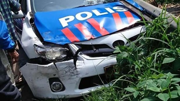 Mobil polisi yang mengawal Wakil Gubernur Jabar Uu Ruzhanul Ulum kecelakaan di Garut. (dok.Polres Garut)