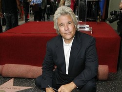 Baru Pisah dari Pamela Anderson, Jon Peters Bertunangan Lagi