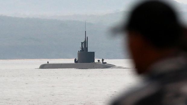 Kapal Selam Alugoro saat melakukan uji coba di Selat Bali, Selasa (21/1