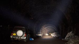 Puluhan Mobil Terbengkalai di Bekas Terowongan Kereta Api
