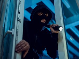 Ya Ampun! Ada Pria yang Tinggal di Langit-langit Supermarket