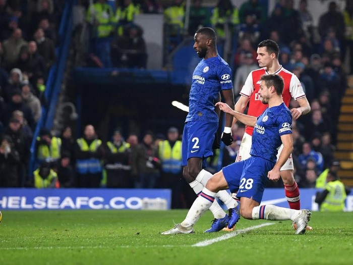 LONDON, ENGLAND - JANUARY 21: Cesar Azpilicueta of Chelsea scores his teams second goal during the Premier League match between Chelsea FC and Arsenal FC at Stamford Bridge on January 21, 2020 in London, United Kingdom. (Photo by Shaun Botterill/Getty Images)