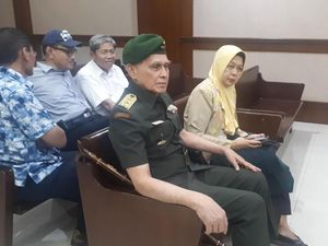 Video Gaya Kivlan Zen Jalani Sidang: Berseragam TNI, Salam Hormat Video Gaya Kivlan Zen Jalani Sidang: Berseragam TNI, Salam Hormat