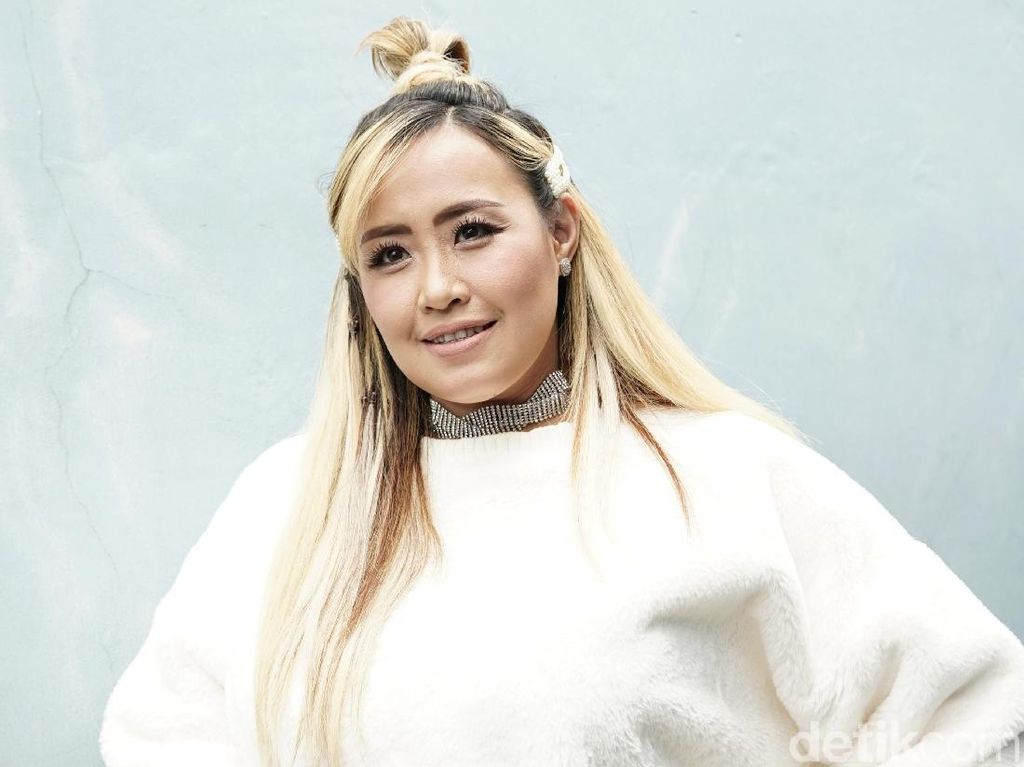 Pinkan Mambo Jatuh Bangun Cari Cuan, Tonton Kehidupan Artis Jadi Hiburan Pinkan Mambo Jatuh Bangun Cari Cuan, Tonton Kehidupan Artis Jadi Hiburan