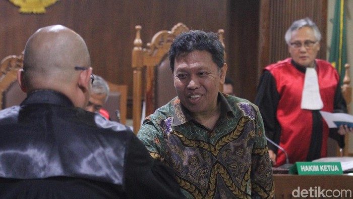 Eks Dirut PTPN III Dolly Parlagutan Pulungan didakwa menerima uang SGD 345.000 (setara Rp 3,5 miliar) dari pengusaha Pieko Njotosetiadi.