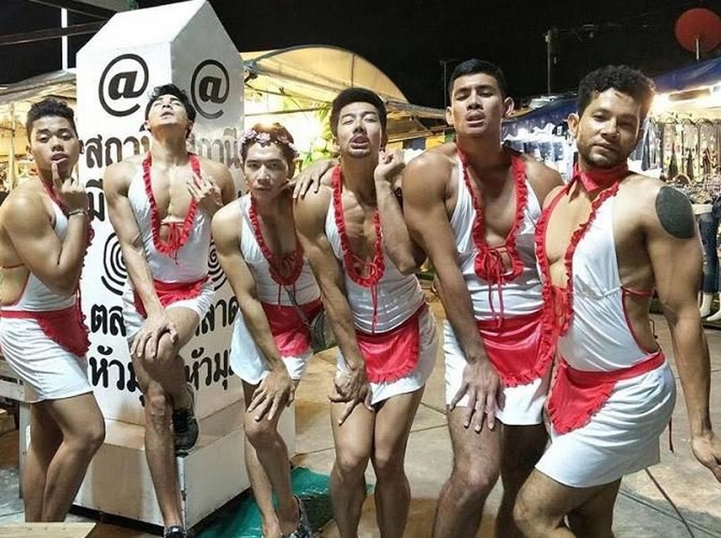 Joget Ayam dan Suki Happy, Aksi Lucu Pelayan Restoran yang Jago Joget Joget Ayam dan Suki Happy, Aksi Lucu Pelayan Restoran yang Jago Joget