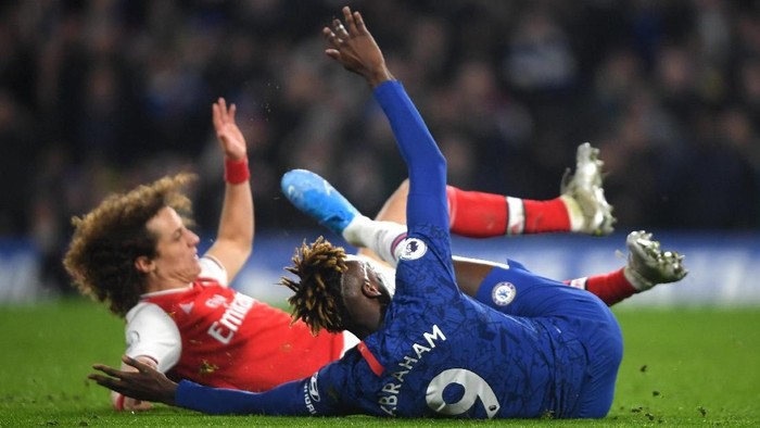 LONDON, ENGLAND - JANUARY 21:  David Luiz of Arsenal tackles Tammy Abraham of Chelsea which is later awarded as a penalty and a red card during the Premier League match between Chelsea FC and Arsenal FC at Stamford Bridge on January 21, 2020 in London, United Kingdom. (Photo by Mike Hewitt/Getty Images)