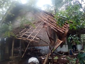 Angin Kencang Rusak Belasan Rumah di Ciamis Angin Kencang Rusak Belasan Rumah di Ciamis