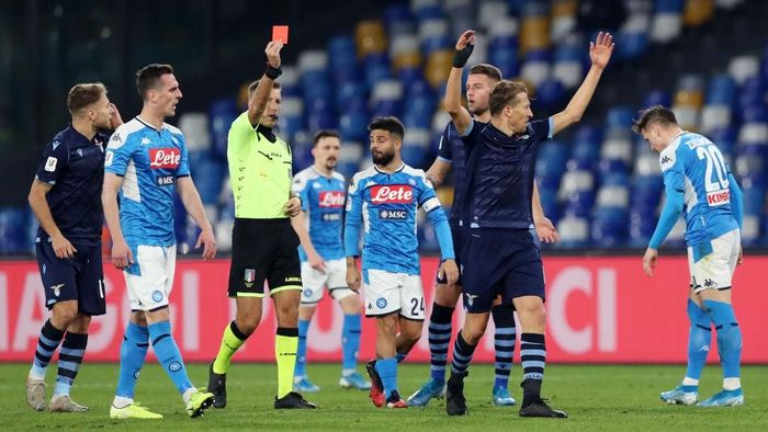 Lucas Leiva dikartu merah wasit saat Lazio takluk 0-1 dari Napoli. (Foto: Francesco Pecoraro/Getty Images)