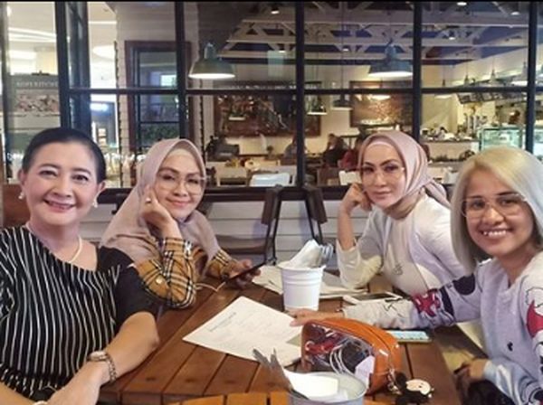 Tak Gengsi Jadi Driver Taksi Online, Dharty Manullang Tetap Eksis Saat Kulineran
