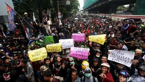 Aksi Ratusan Warga Priok Geruduk Kantor Kemenkum HAM