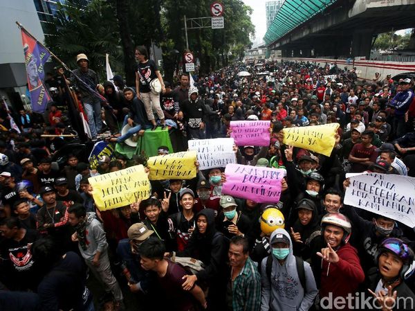 Aksi Ratusan Warga Priok Geruduk Kantor Kemenkum HAM