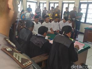 Video 5 Mahasiswa Diadili di Kasus Polisi Terbakar Saat Amankan Demo Video 5 Mahasiswa Diadili di Kasus Polisi Terbakar Saat Amankan Demo