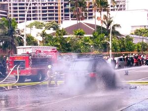 Mobil Range Rover Terbakar di Exit Tol Cempaka Putih
