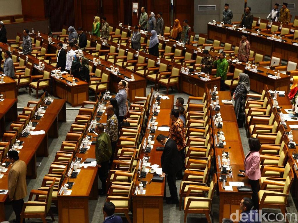 Saat Paripurna, Anggota DPR Ingatkan Waspada Penumpang Gelap Omnibus Law Saat Paripurna, Anggota DPR Ingatkan Waspada Penumpang Gelap Omnibus Law