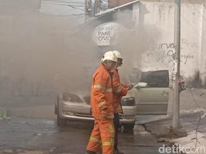 Sebuah Sedan Terbakar di Surabaya, Pengemudi Selamat