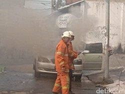 Sebuah Sedan Terbakar di Surabaya, Pengemudi Selamat
