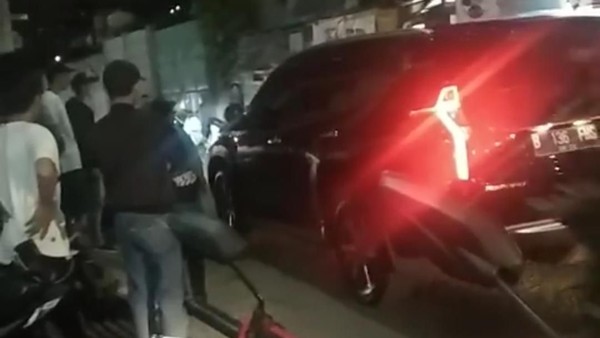 Mobil sengaja melindas seorang pria di Bandung. (Foto: tangkapan layar video viral)