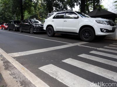 Bandel! Parkir Liar Duduki Bahu Jalan Raden Fatah