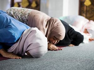 Salat dengan Mata Terpejam Terasa Lebih Khusyuk, Bagaimana Hukumnya? Salat dengan Mata Terpejam Terasa Lebih Khusyuk, Bagaimana Hukumnya?