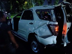 Lepas Kendali, Minibus Kecelakaan di Kolong Semanggi, Jaksel