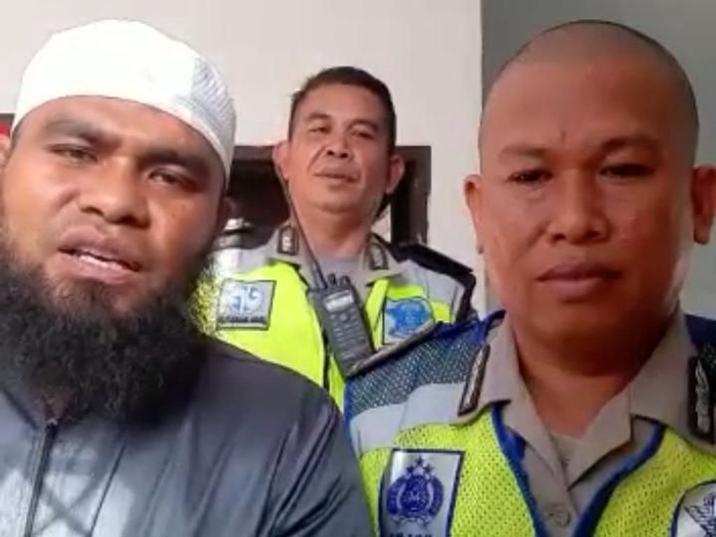 Berkendara Tak Pakai Helm, Imam Masjid di Makassar Dihukum Hafalan Al-Quran Berkendara Tak Pakai Helm, Imam Masjid di Makassar Dihukum Hafalan Al-Quran