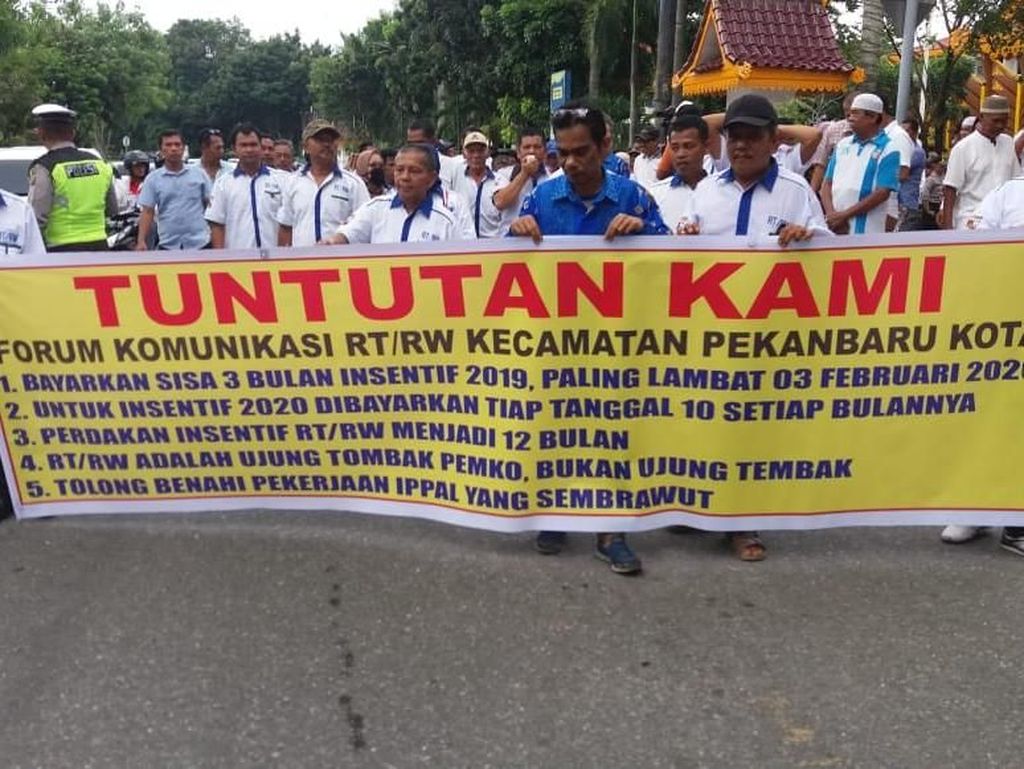 Ketua RT/RW di Pekanbaru Gelar Demo, Tuntut Pelunasan Insentif 3 Bulan Ketua RT/RW di Pekanbaru Gelar Demo, Tuntut Pelunasan Insentif 3 Bulan