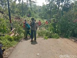 Longsor di Tasikmalaya, Akses Jalan Warga Kecamatan Tanjungjaya Terganggu