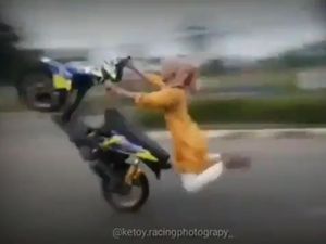 Duh, Ukhti Naik Beat Racing Sambil Wheelie Akhirnya Terjungkal