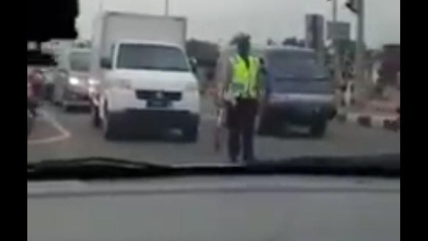 Di dalam mobil ini sejoli muda menghina dan mengumpat polantas di Purwakarta. (Foto: tangkapan layar video viral)