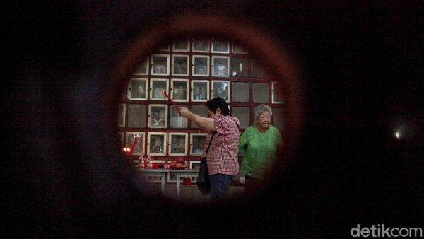 Begini Potret Warga Tionghoa Berziarah Jelang Imlek