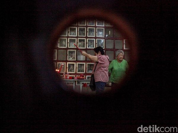 Begini Potret Warga Tionghoa Berziarah Jelang Imlek