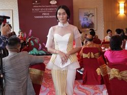 Fashion Imlek 2020, Tawaran Cheongsam Lurik dari Yosep Sinudarsono