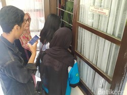 Hadiri Sidang Perdana, Keluarga Ipda Erwin Intip Lewat Jendela Ruang Sidang